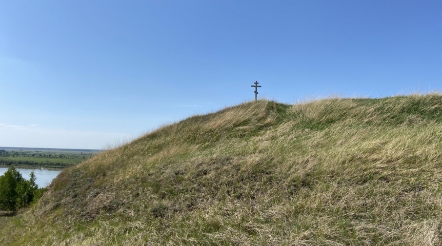 В омской деревне на месте снесенного храма воздвигли поклонный крест