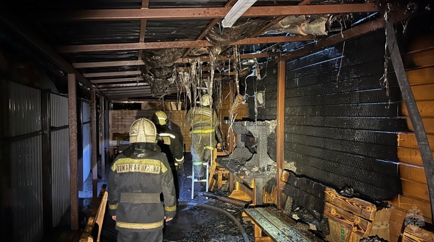 Появились фото сгоревшего банного комплекса в Омске