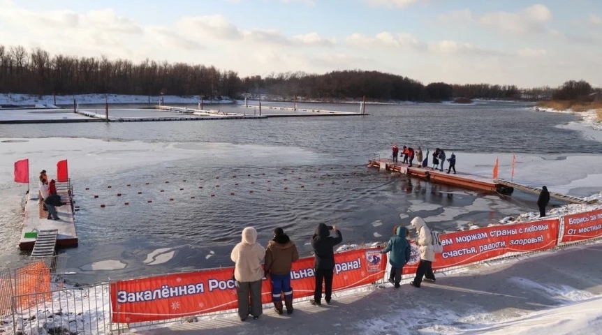 Омичи с похолоданием начали купаться в Иртыше