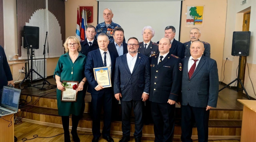 В Омском районе сотрудников полиции поздравили с профессиональным праздником