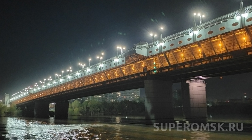 Омский метромост будут охранять за 15 млн с электрошокерами и биноклем