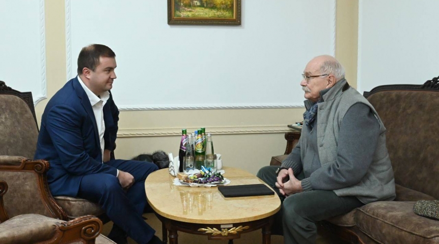 Виталий Хоценко поблагодарил Никиту Михалкова за показ популярного спектакля в Омске