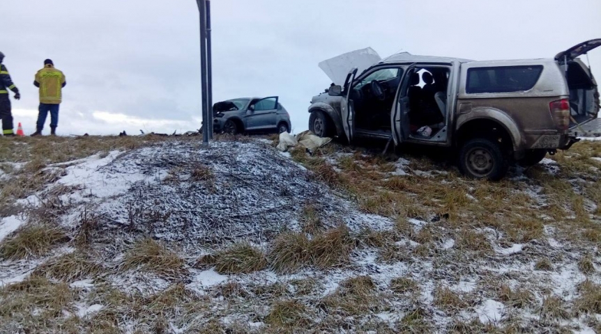 В жестком столкновении на трассе под Омском погиб пассажир