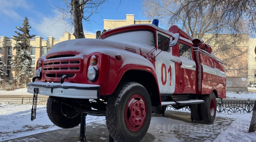 В центре Омска установили и уже повредили легендарный автомобиль