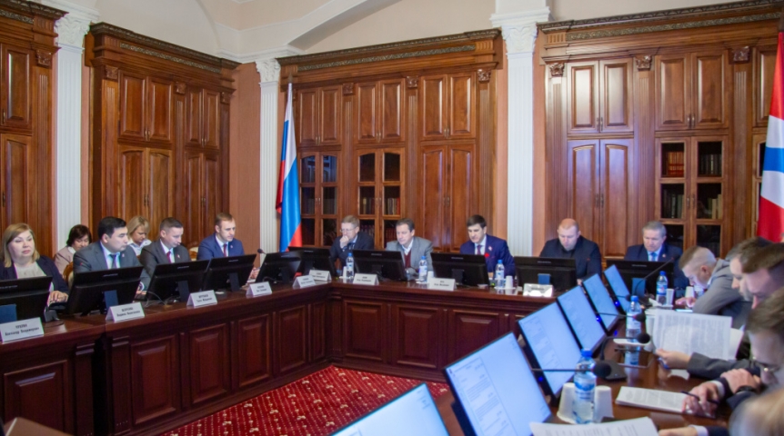 Областные депутаты обсудили меры поддержки детей-сирот