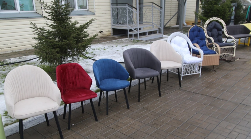 Заключенные помогают омичам сидеть с комфортом