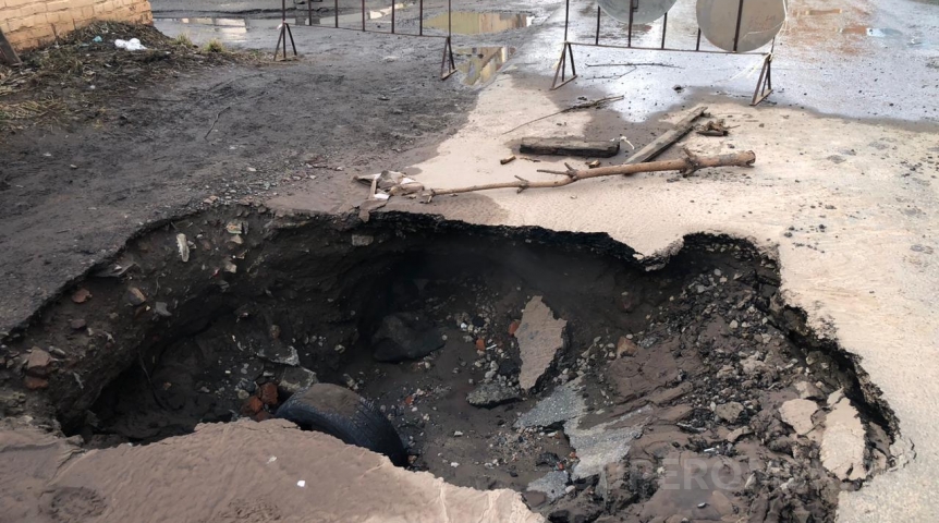 Омского дедушку пытались вытащить из огромной ямы с кипятком елкой