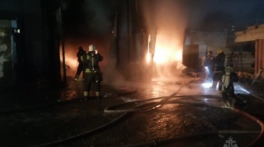 В центре Омска всю ночь тушили масштабно горевшие склады