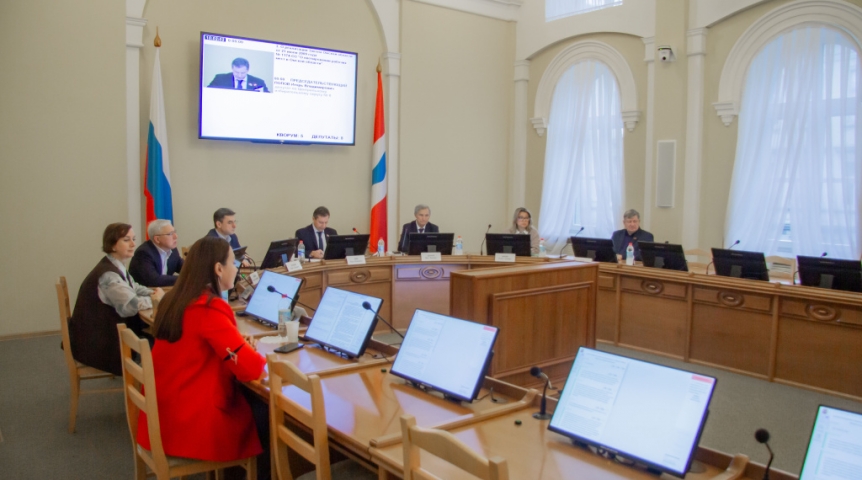 Депутаты Заксобрания обсудили изменение параметров омского фонда ОМС