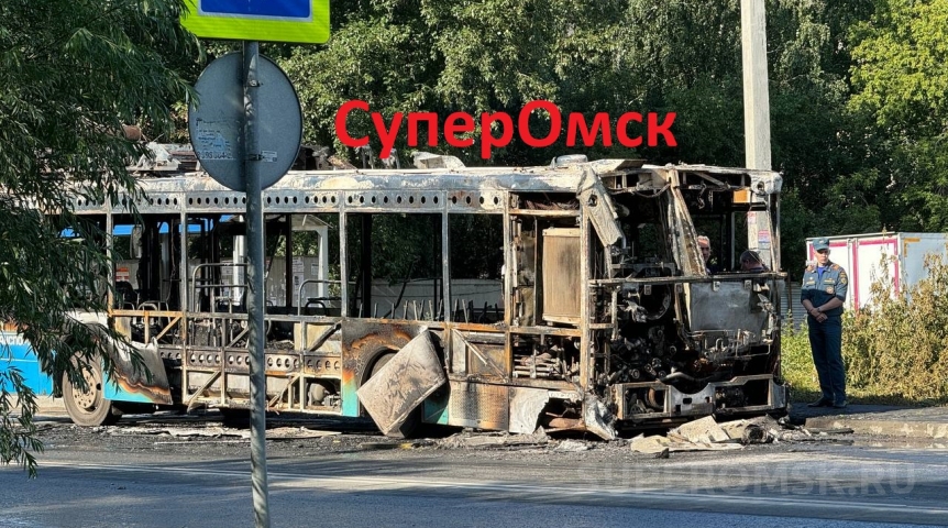 У автовокзала загорелся пассажирский автобус «Омскоблавтотранса»