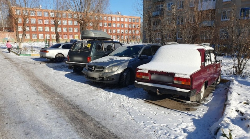 Омичи на 22 Апреля сами снесли парковочные барьеры по решению суда