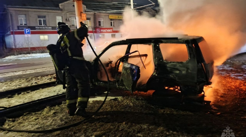 В Омске на трамвайных рельсах дотла сгорел автомобиль