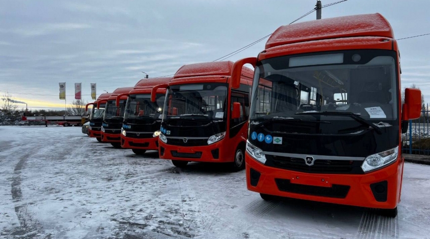 Хоценко показал партию новых автобусов, которые выйдут на маршруты в Омске