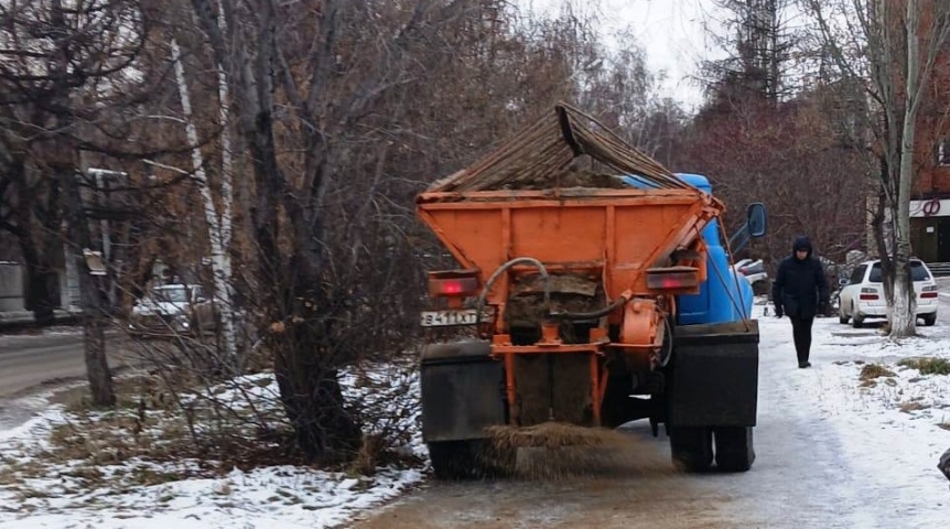 Мэр Шелест дал указание по борьбе с гололедом на омских дорогах