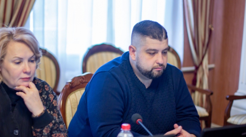 Участник СВО и проекта «ПРОдвижение ГЕРОЕВ» познакомился с работой  комитета омского Заксобрания