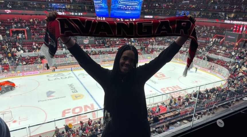 Легионер «Омички» посетила матч «Авангарда» в шарфе с надписью «19»