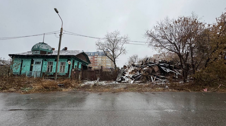 После пожара в Омске снесли старинный дом со звездами Давида