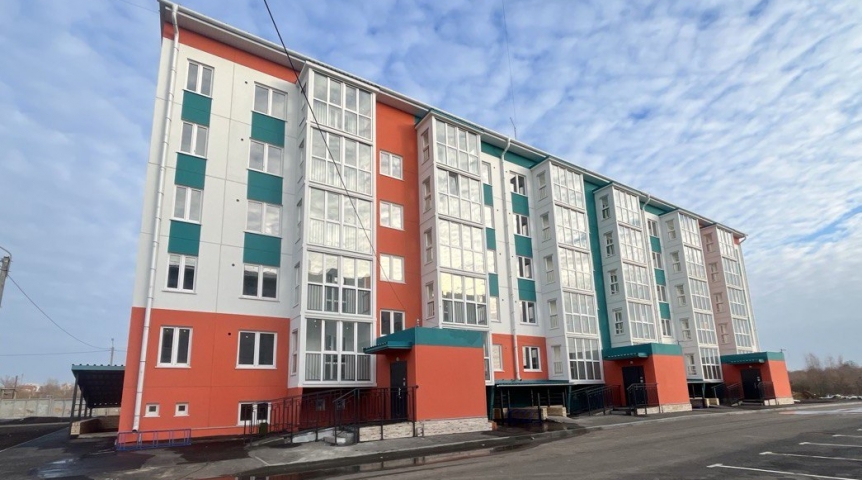 В Омске показали квартиры для сирот с первоочередным правом для участников СВО