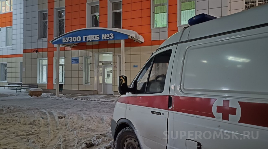 Маленькую омичку брат лишил глаза невинной забавой