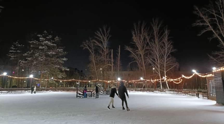 В Омске начались работы по заливке крупнейшего в городе катка