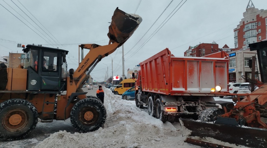 Мэр Шелест отчитался о вывозе большого объема снега с омских улиц