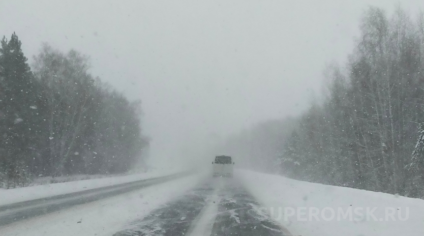 На омских трассах из-за непогоды закрыли движение пассажирских автобусов и фур