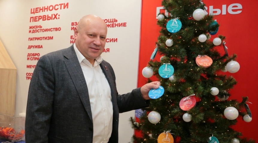 Мэр Омска исполнит три мечты юных омичей с «Елки желаний»