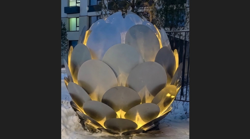 На Левобережье Омска появился металлический памятник шишкам