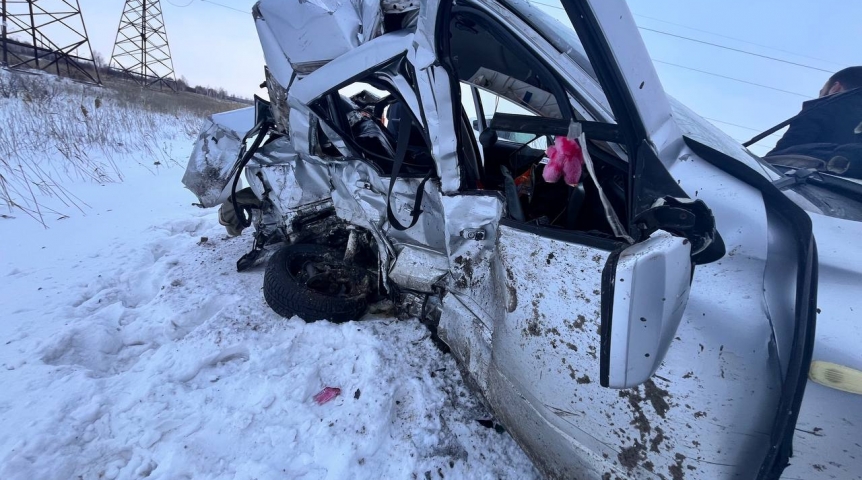 На трассе под Омском два молодых парня погибли в лобовом ДТП