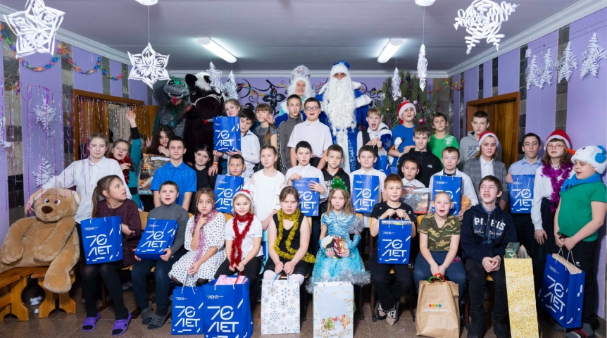 Более 2 000 подарков получили юные омичи под Новый год от волонтеров Омского НПЗ