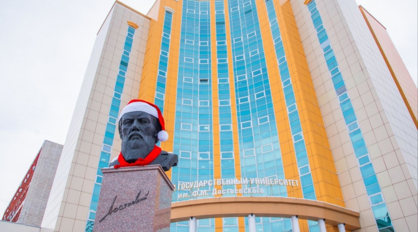 «Жест заботы»: в омском Миннауки ответили на критику шапки Санта-Клауса на памятнике Достоевскому