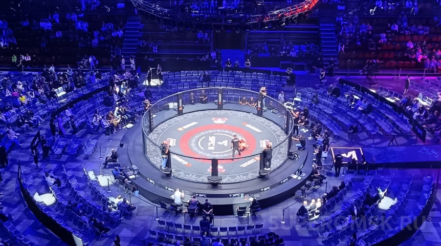 Костя Дзю поздравил омского бойца Петра Яна с титулом чемпиона мира