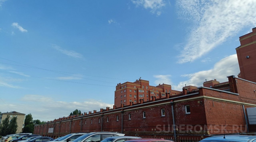 В ответ на дефицит парковок в Омске появился большой гараж