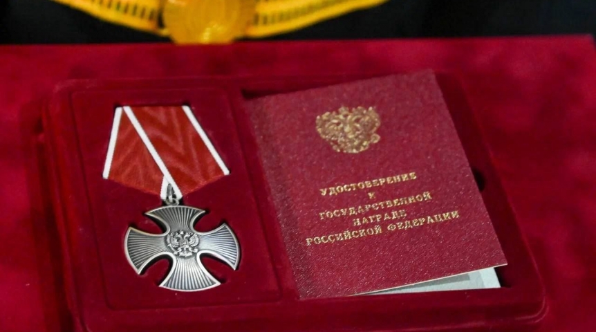 Семья омского героя приняла орден Мужества из рук Виталия Хоценко