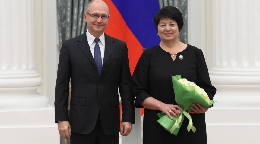 Сергей Кириенко наградил чиновницу из мэрии Омска