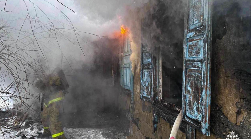 В полыхающем доме Кировского округа Омска погиб человек