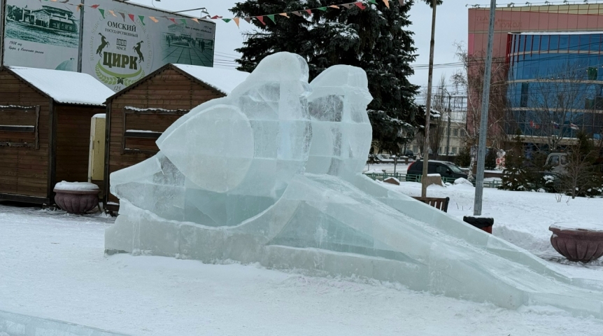 У омского цирка строят снежный городок с «ловушками» для детей