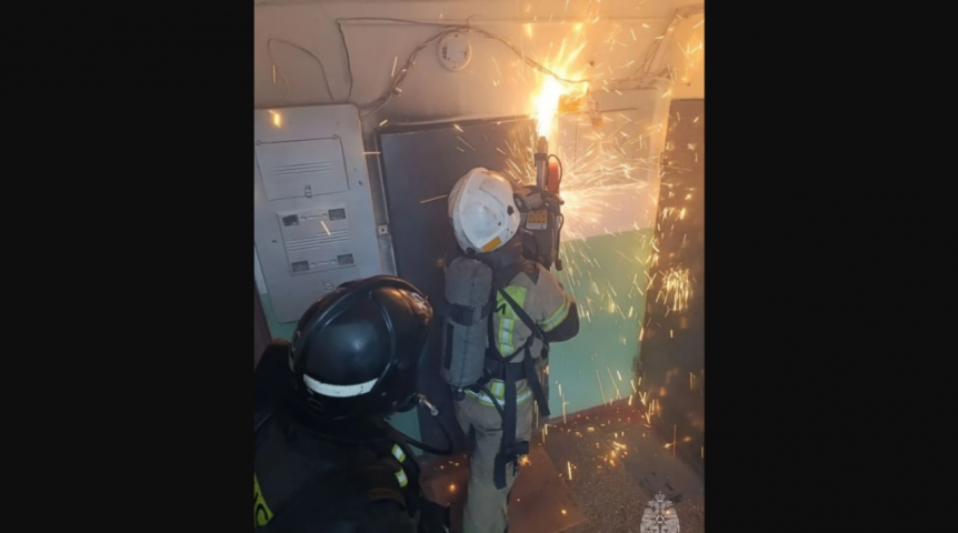 В Омске во вскрытой бензорезом квартире нашли труп