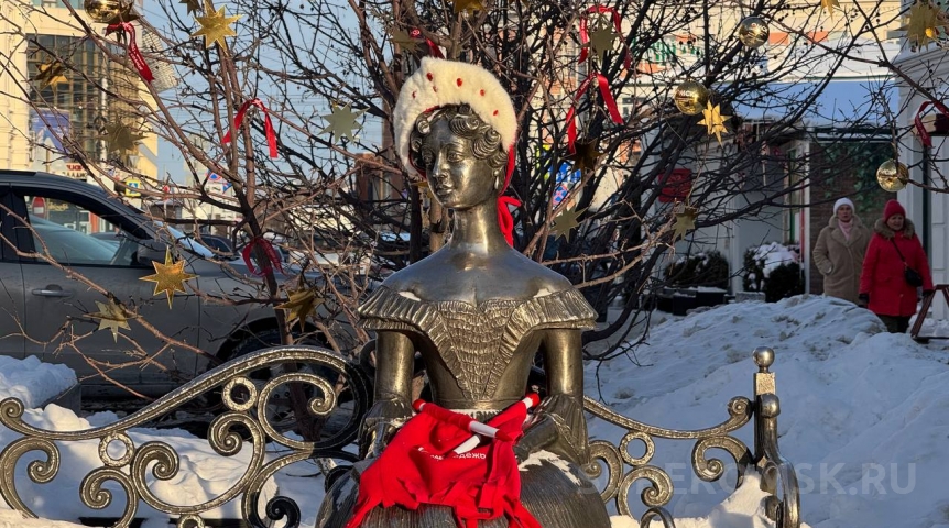 Культовые скульптуры Омска нарядили в новогоднем стиле