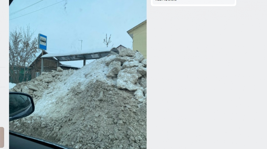 В Омске автобусную остановку засыпали снегом под крышу
