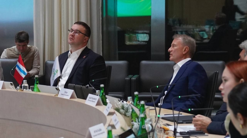 Хоценко обсудил с Грефом развитие цифрового образования в Омске