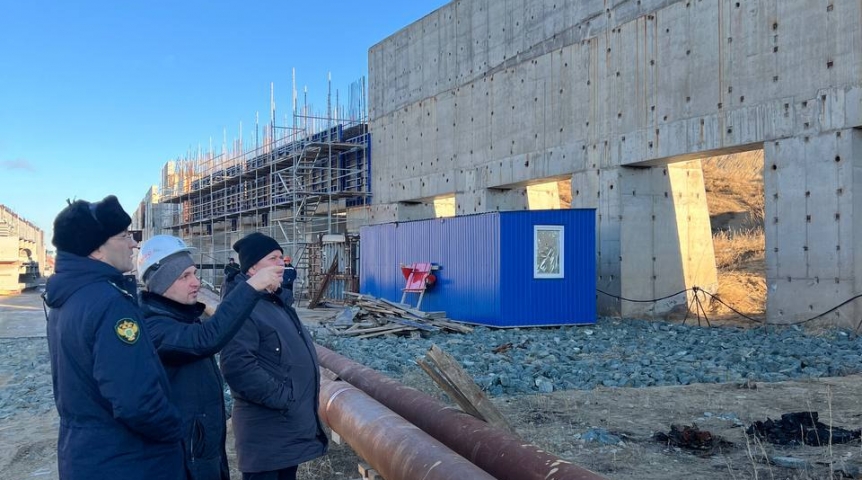 Омская прокуратура проверит жалобы на задержку зарплат строителям гидроузла