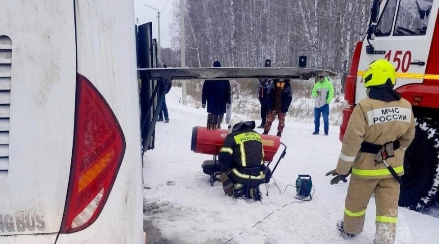 Тюменские сотрудники МЧС спасли пассажиров автобуса, следовавшего в Омск