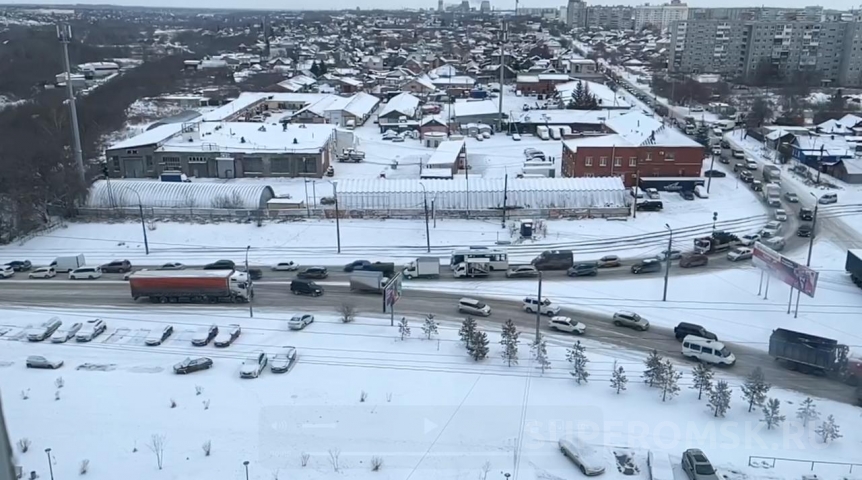 В Омске фуры не могут подняться на Горбатый мост