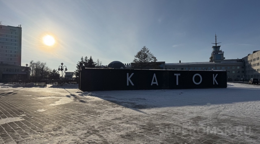 На площади Бухгольца в Омске вновь готовят каток вокруг «Державы»