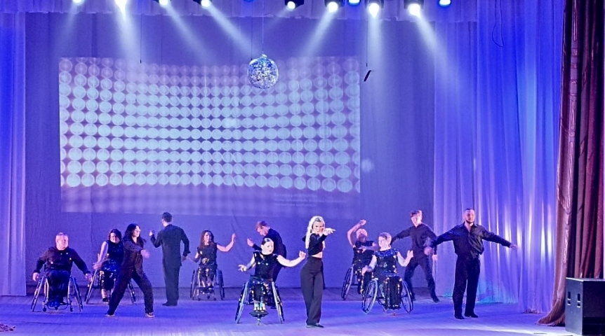 Проект «Танцы без границ» представил инклюзивный хореографический спектакль «Каблучки, колеса, искры»