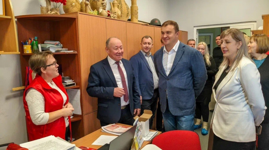 Виталий Хоценко оценил обновленные социальные объекты Любинского района Омской области