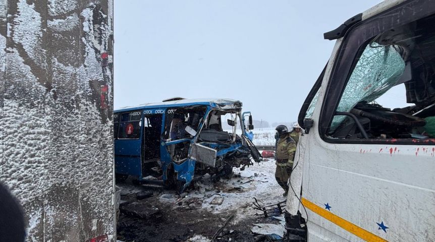 Появились кадры с места жуткого ДТП с погибшими пассажирами автобуса под Омском