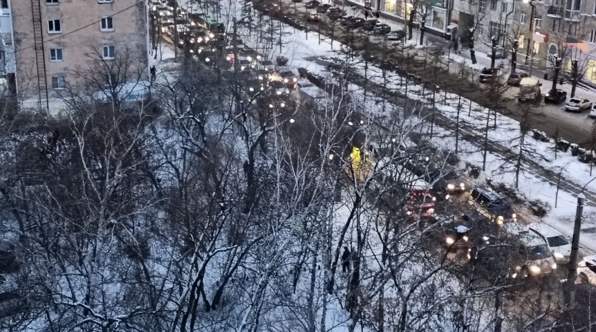 В Омске среди дня скопились жуткие пробки и аварии