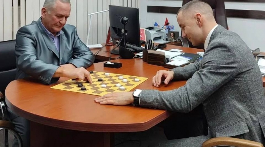 Омский министр спорта Ленберг переиграл президента федерации шашек